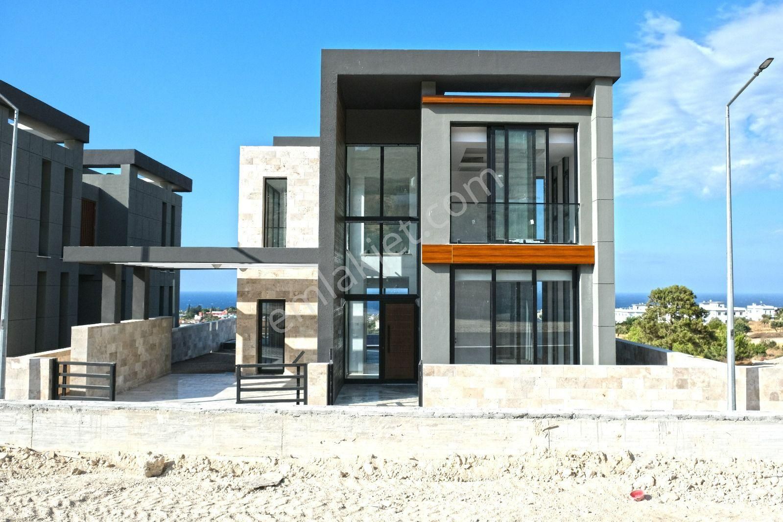 Girne Alsancak'ta Dağ Ve Deniz Manzaralı Lüx Satılık Yenı 4+1 Villa !! - Görsel 2