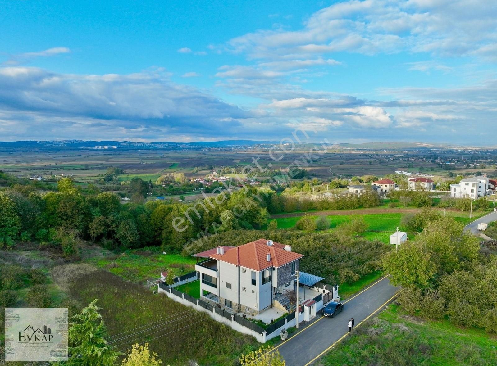 Serdivan Kuruçeşme Satılık Villa KURUÇEŞMEDE YAŞAM ALANLARINA YAKIN STRESTEN UZAK SATILIK VİLLA