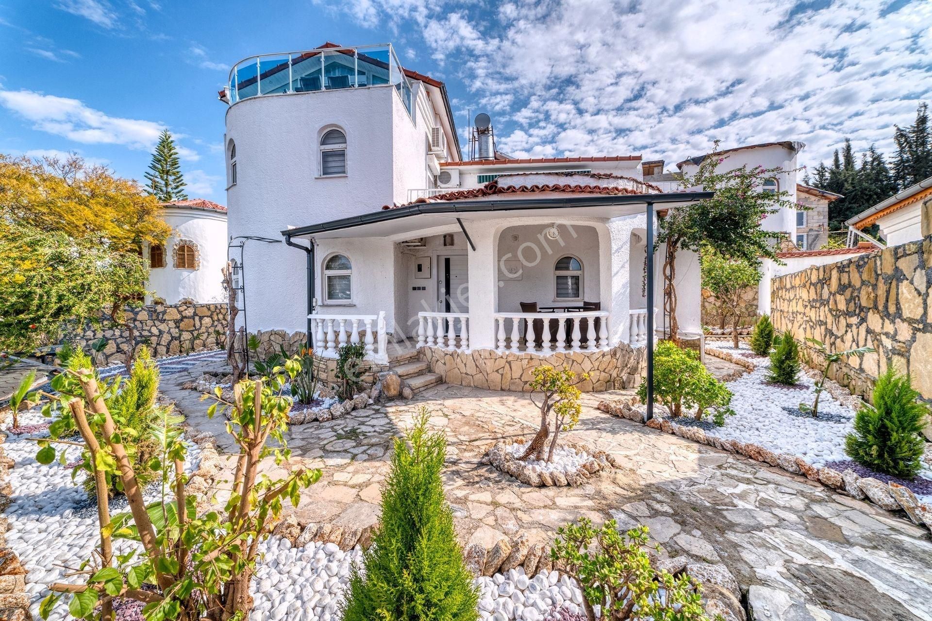 Alanya Türkler Satılık Villa ALANYA'DA DENİZE YAKIN 4+2 BAHÇELİ LÜKS MOBİLYALI MÜSTAKİL VİLLA