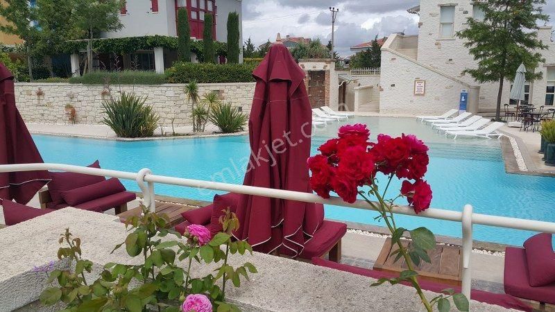 Çeşme Alaçatı Satılık Villa  İzmir Çeşme Alaçatı Mimarin Köyce ortak Havuzlu 3+1 Satılık villa