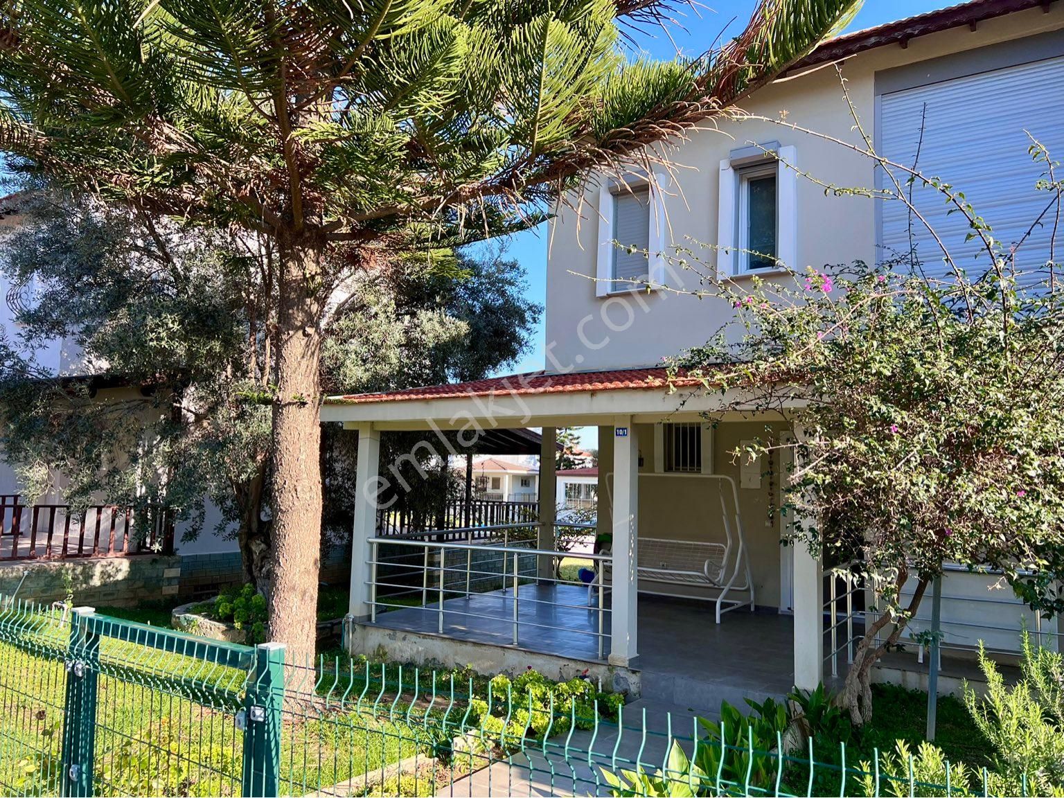 Çeşme İsmet İnönü Satılık Villa ÇEŞME MERKEZDE ACİL SATILIK BAHÇELİ HAVUZLU VİLLA