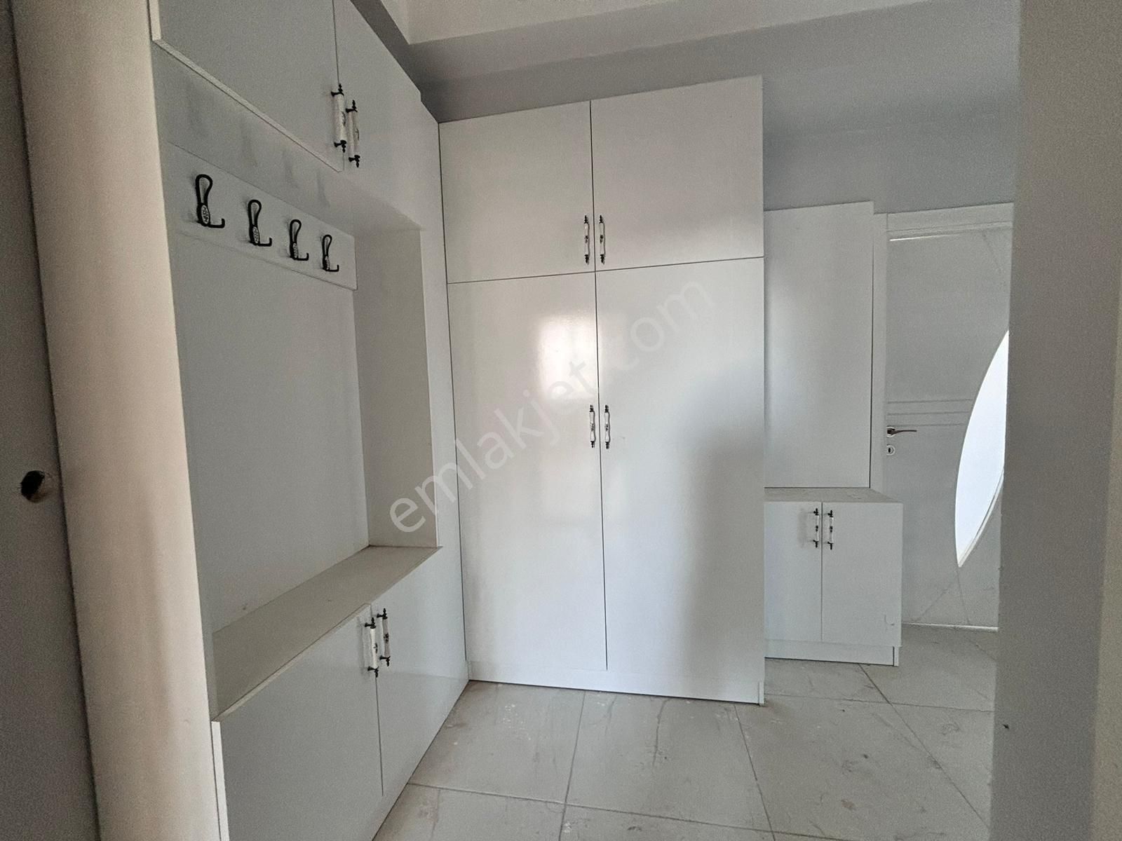 Bağlar Bağcılar Satılık Daire BAĞCILAR BÖLGESİ AHMET KAYA CADDESİ ÜZERİ 3+1 SATILIK DAİRE