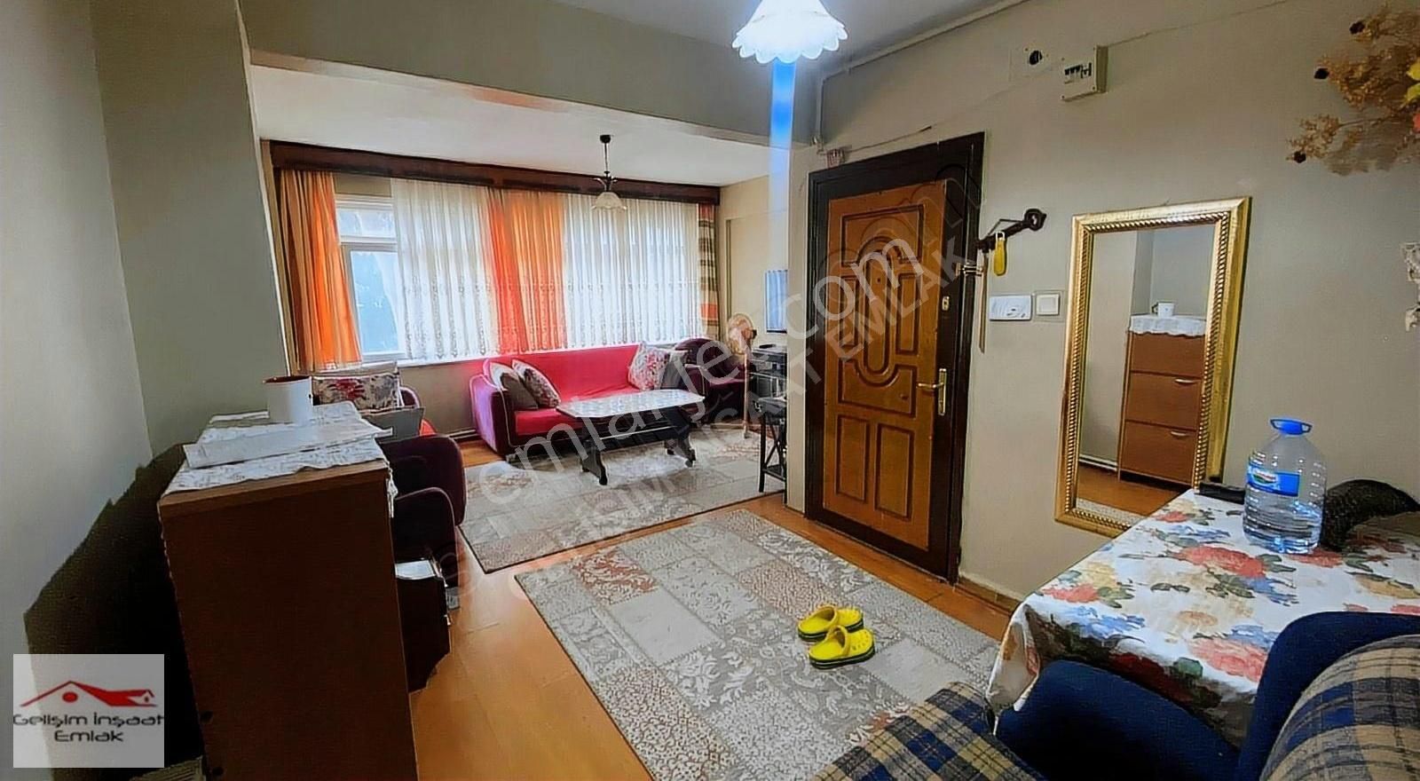 Fatih Cerrahpaşa Kiralık Daire Gelişim Emlak`tan Kurusebil Sok.`ta full eşyalı, 2+1, 85m²