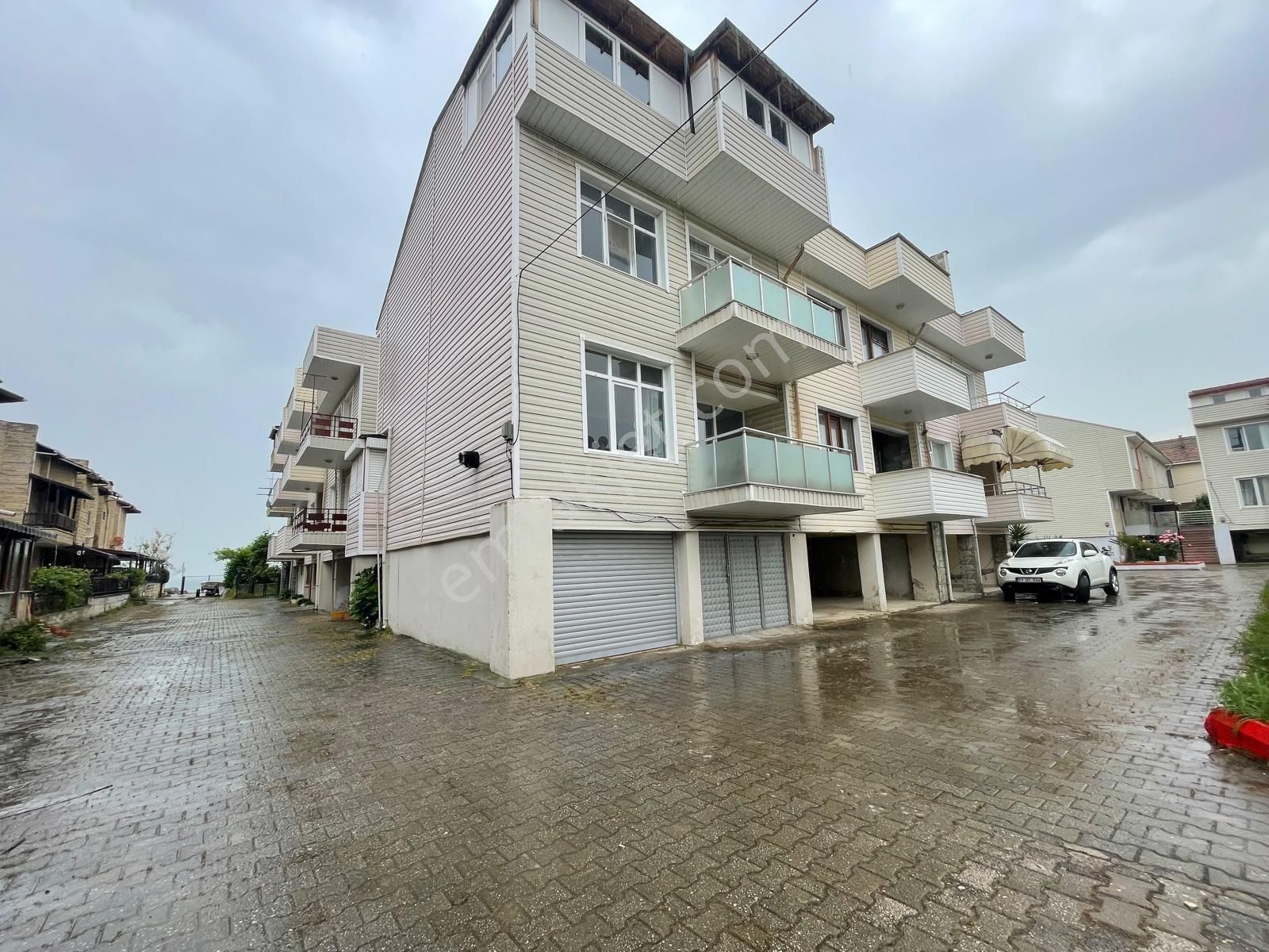 Denize Sıfır Sitede Villa Plajı Olan Kapalı Otaoparklı
