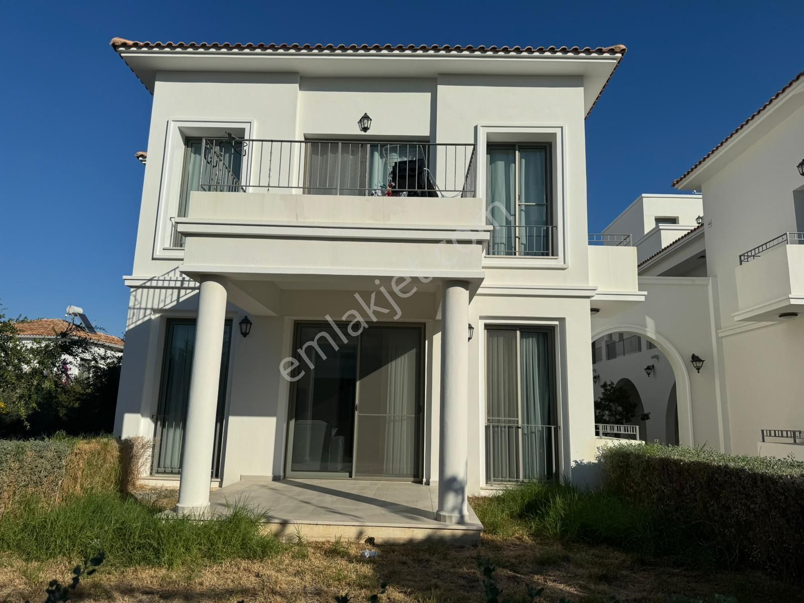 Girne Alsancak Köyü Satılık Daire GİRNE ALSANCAK'TA LÜKS TASARIMLI, FULL EŞYALI, BAHÇELİ VE GARAJLI SATILIK 2+1 DAİRE !!!