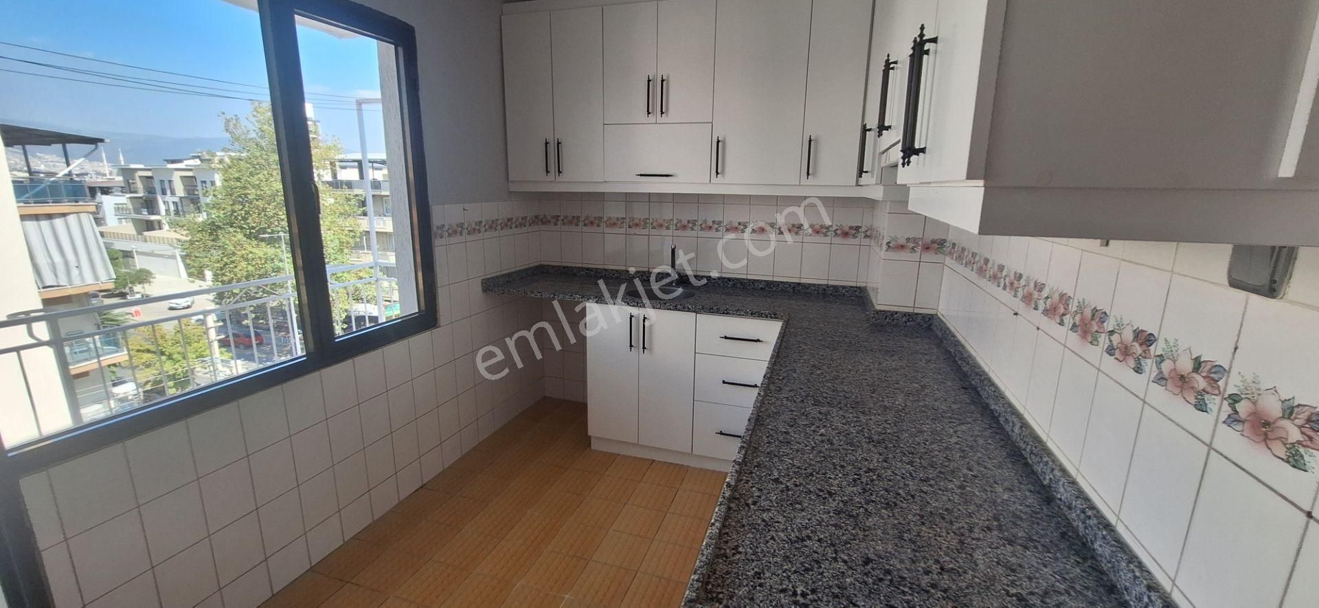 Bornova Yeşilova Hastaneye Yakın Kiralık Daire Abdi İpekçi Caddesi Üzeri 2+1 Temiz Kullanışlı Daire