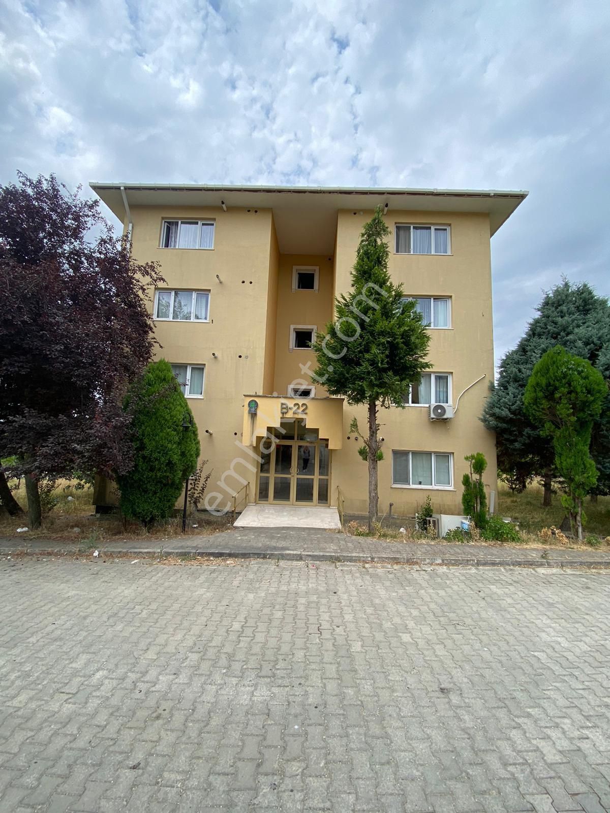 Kiralık İçi Yeni Yapılı 1+1 Daire
