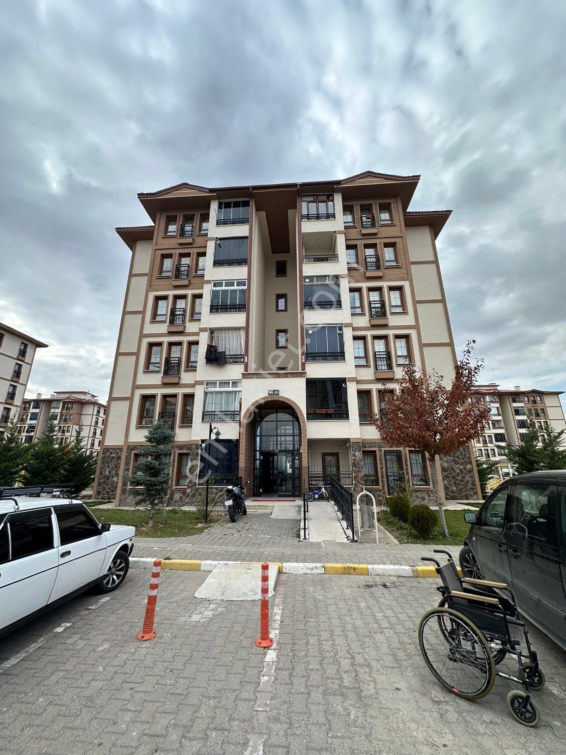 Sivas Merkez Danişmentgazi Kiralık Daire Karahan Emlak'tan Danısmentgazı Tokıde 2+1 Esyalı Kıralık Daıre