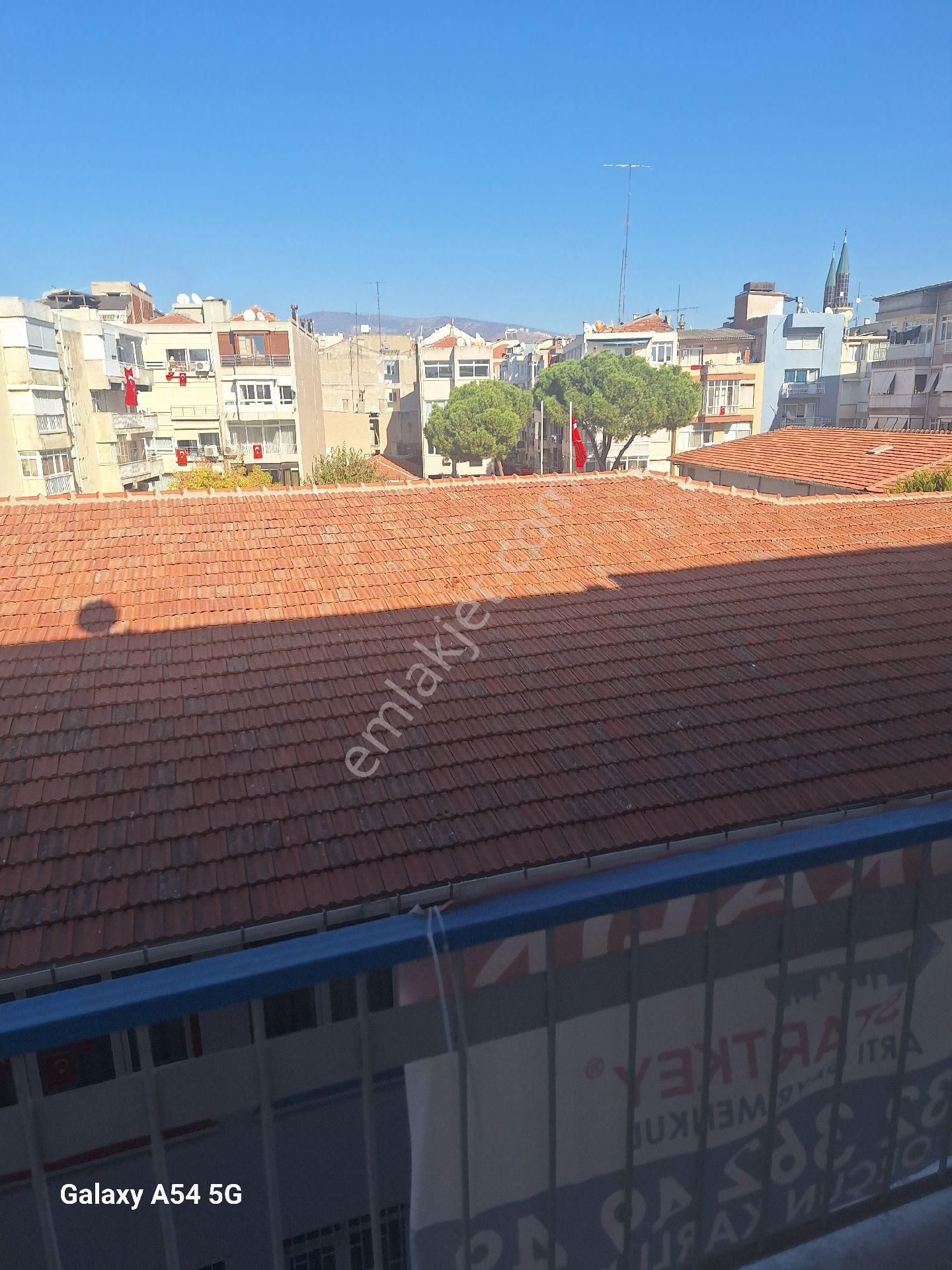 Karşıyaka Donanmacı Kiralık Daire SAHİBİNDEN KİRALIK MERKEZİ KONUMDA DOGALGAZLI DAİRE