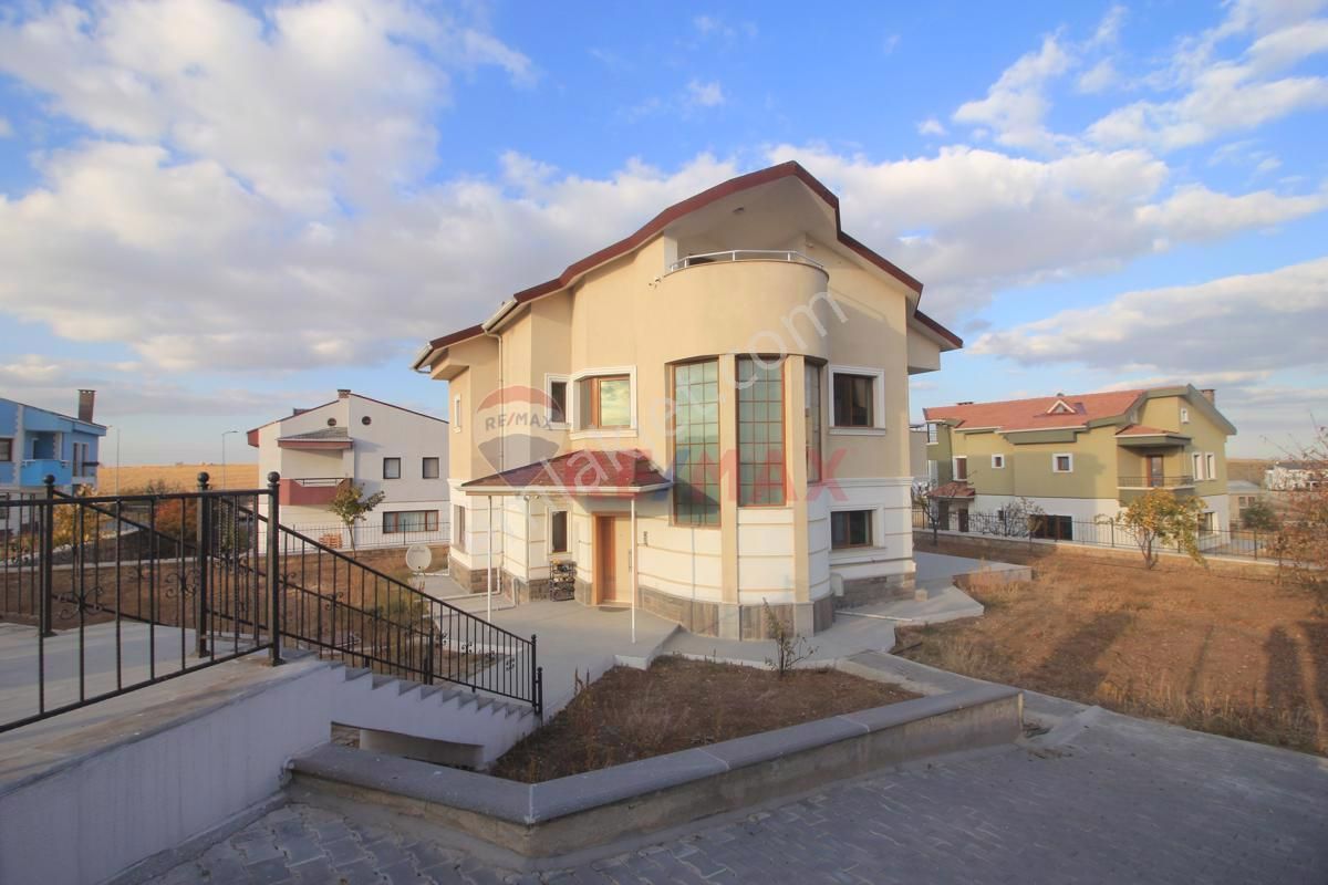 Gölbaşı Hacılar Kiralık Villa İncek’te Göl Manzaralı Geniş Bahçeli Full Eşyalı Kiralık Villa