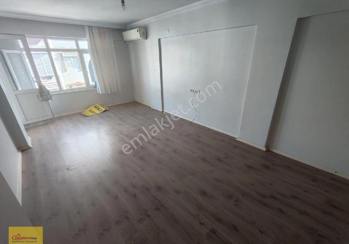 Edremit İkizçay Kiralık Daire AKÇAY SARİKİZ MAHALLESİ ANA CADDE ÜZERİNDE DENİZE 200METRE KİRALİK DAİRE❎2+1❎YAN CEPHE❎90M2❎2.KA