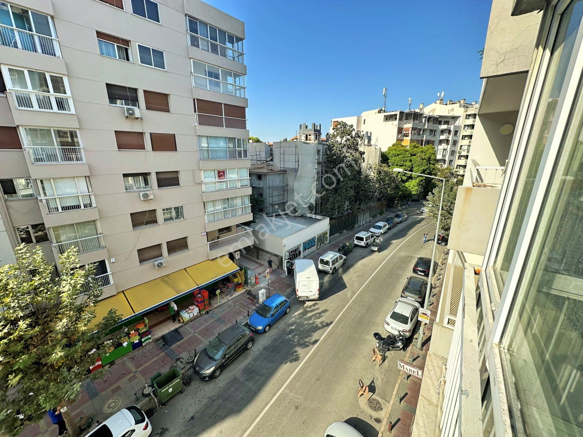 Konak Göztepe Satılık Daire  Göztepe 3+1 130 m2 Cadde üstü Satılık Daire