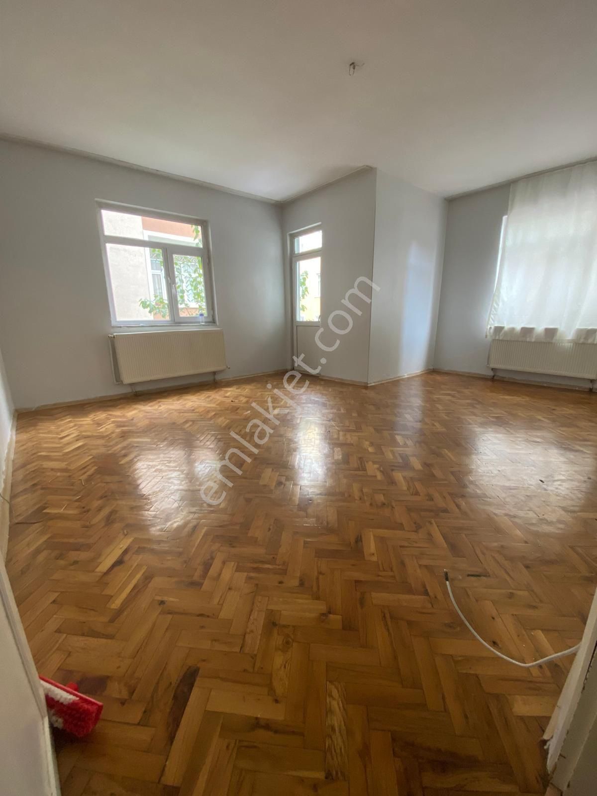 Küçükçekmece Halkalı Merkez Kiralık Daire halkalı merkez. abay sitesi 3t1 giriş kat kombi boş kiralık daire 