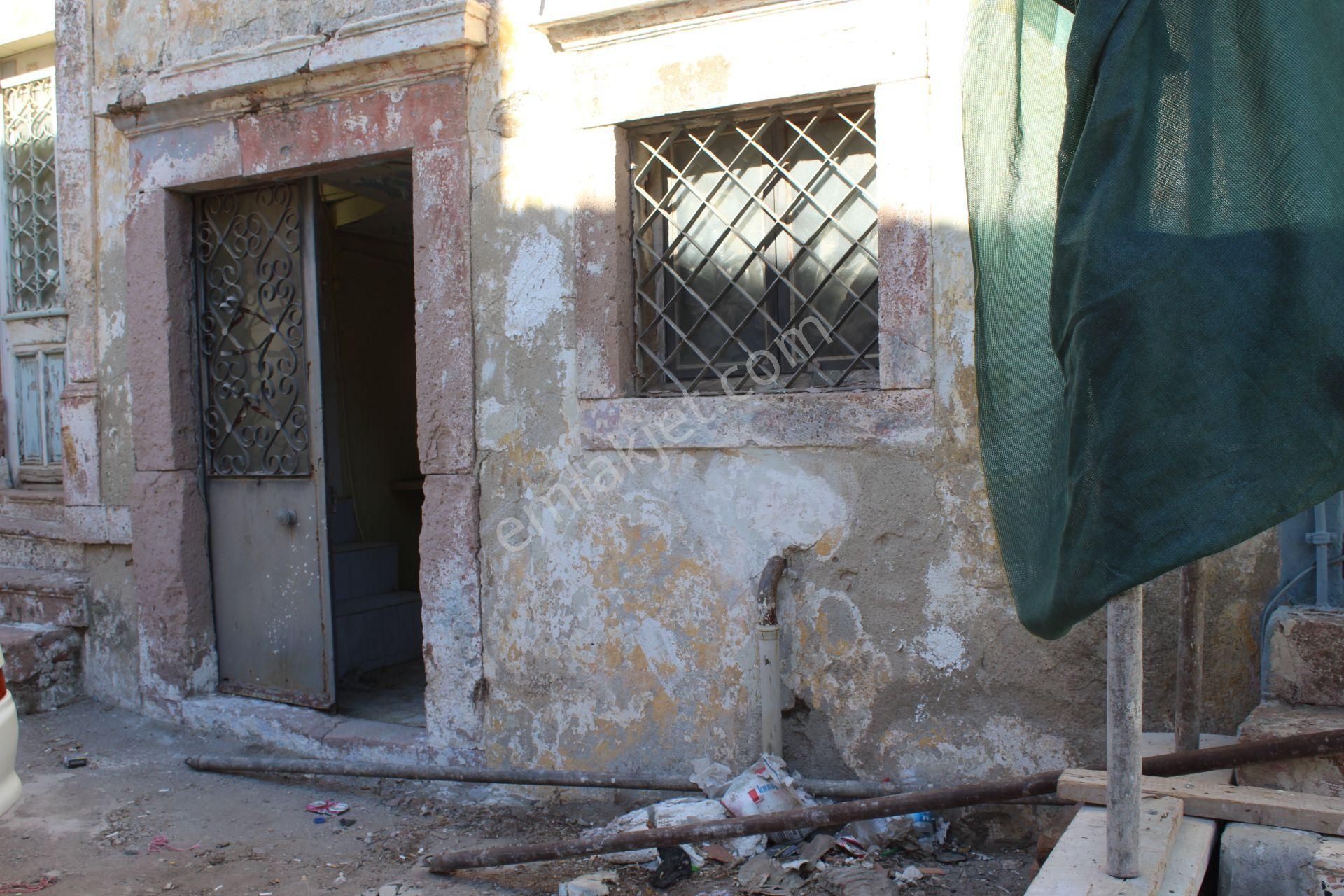 Ayvada'dan Cunda Merkez'de Orjinal 2 Katlı Avlulu 3+1 Taş Rum Evi