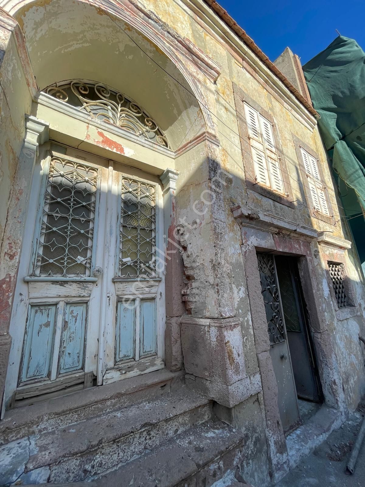 Ayvada'dan Cunda Merkez'de Orjinal 2 Katlı Avlulu 3+1 Taş Rum Evi - Görsel 3