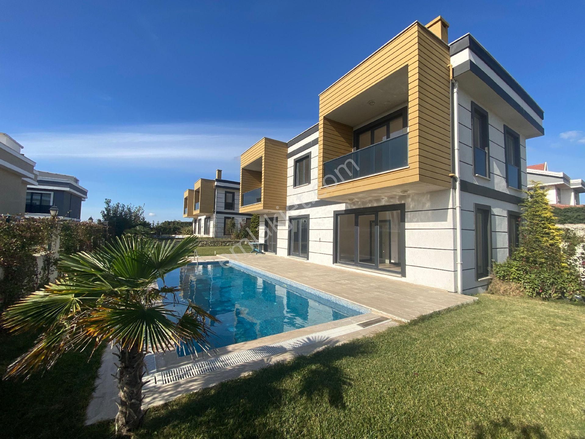 Silivri Selimpaşa Satılık Villa Silivri Selimpaşa da Deniz Manzaralı Satılık 4+1 Villa 