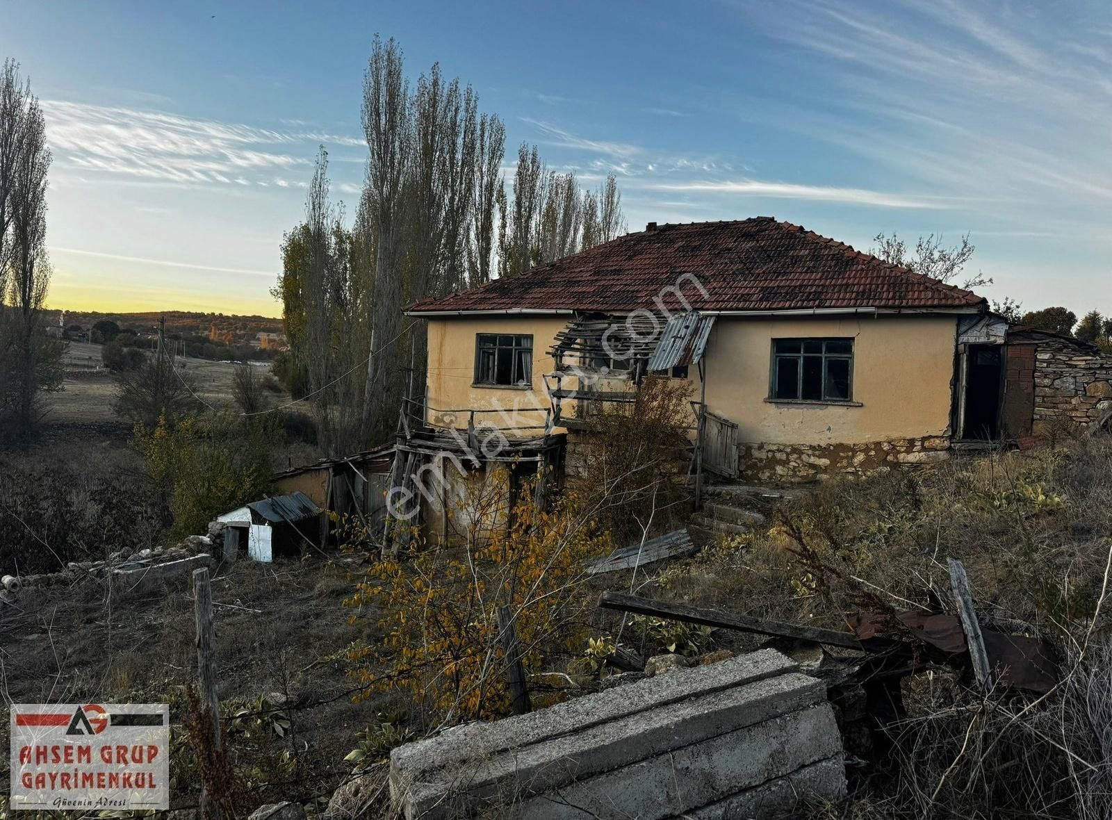 Hocalar İhsaniye Köyü Satılık Konut İmarlı HOCALAR İHSANİYE KÖYÜNDE 8 DÖNÜM ARSA ÜZERİNDE AHŞAP EV