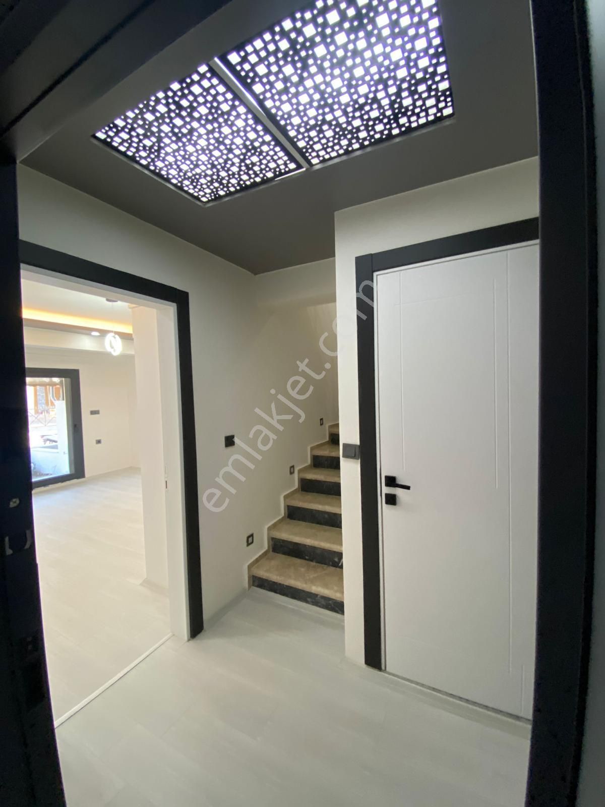 Dikili Güven Emlak'tan Cumhuriyet Mahallesinde Acil Satılık Lüks Villa - Görsel 8