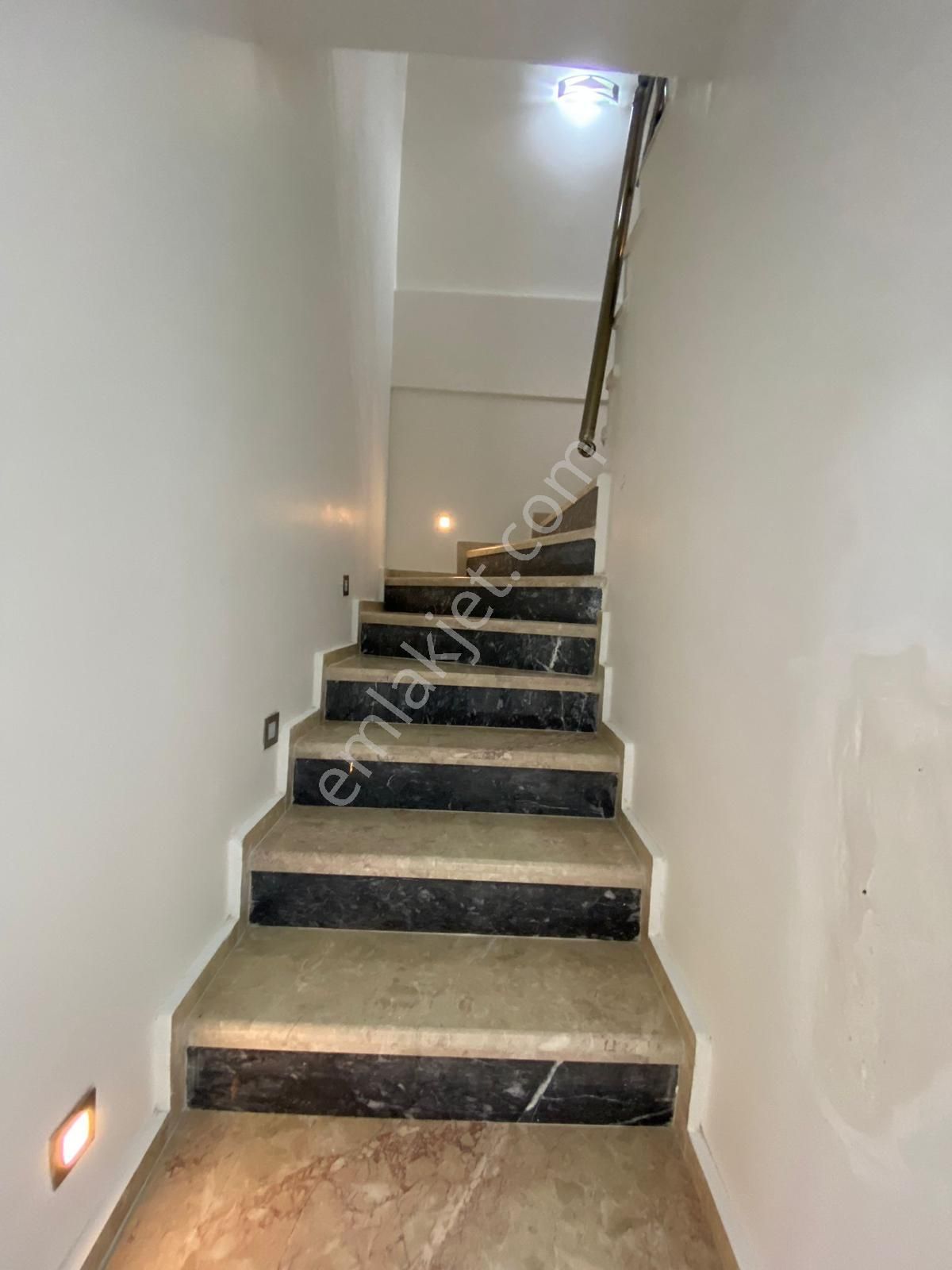 Dikili Güven Emlak'tan Cumhuriyet Mahallesinde Acil Satılık Lüks Villa - Görsel 21