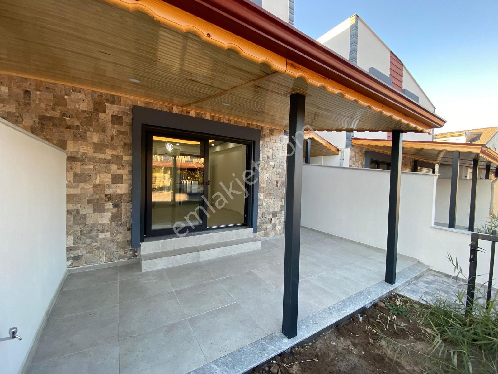 Dikili Güven Emlak'tan Cumhuriyet Mahallesinde Acil Satılık Lüks Villa - Görsel 3