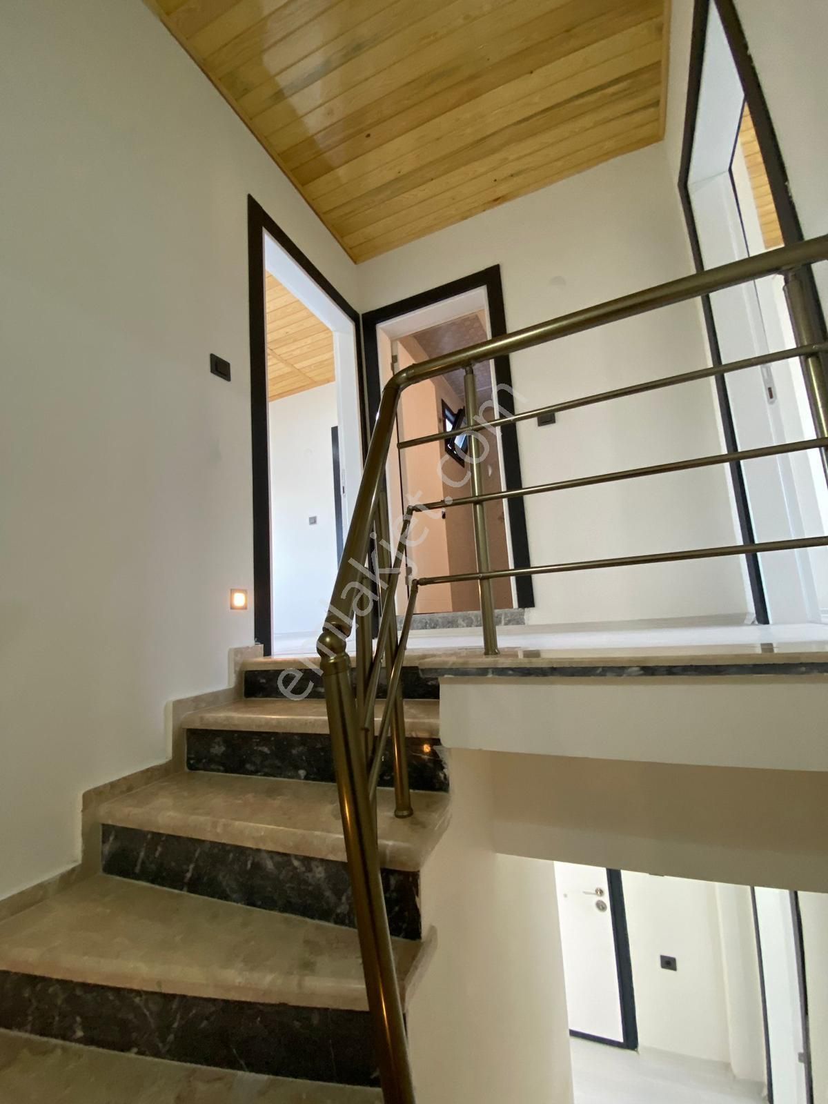 Dikili Güven Emlak'tan Cumhuriyet Mahallesinde Acil Satılık Lüks Villa - Görsel 22