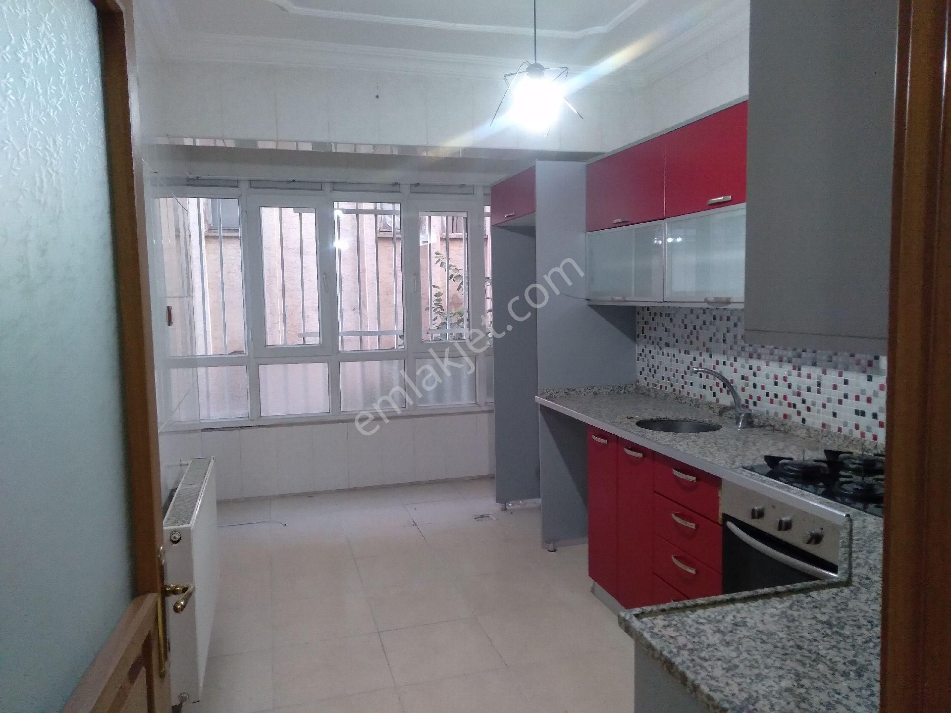 Haliliye Yenişehir Kiralık Daire 2 kat 4 oda doğalgazlı parkeli duş kabini üçlü fırın seti 3 balkon merkezi konumda yer almaktadır 