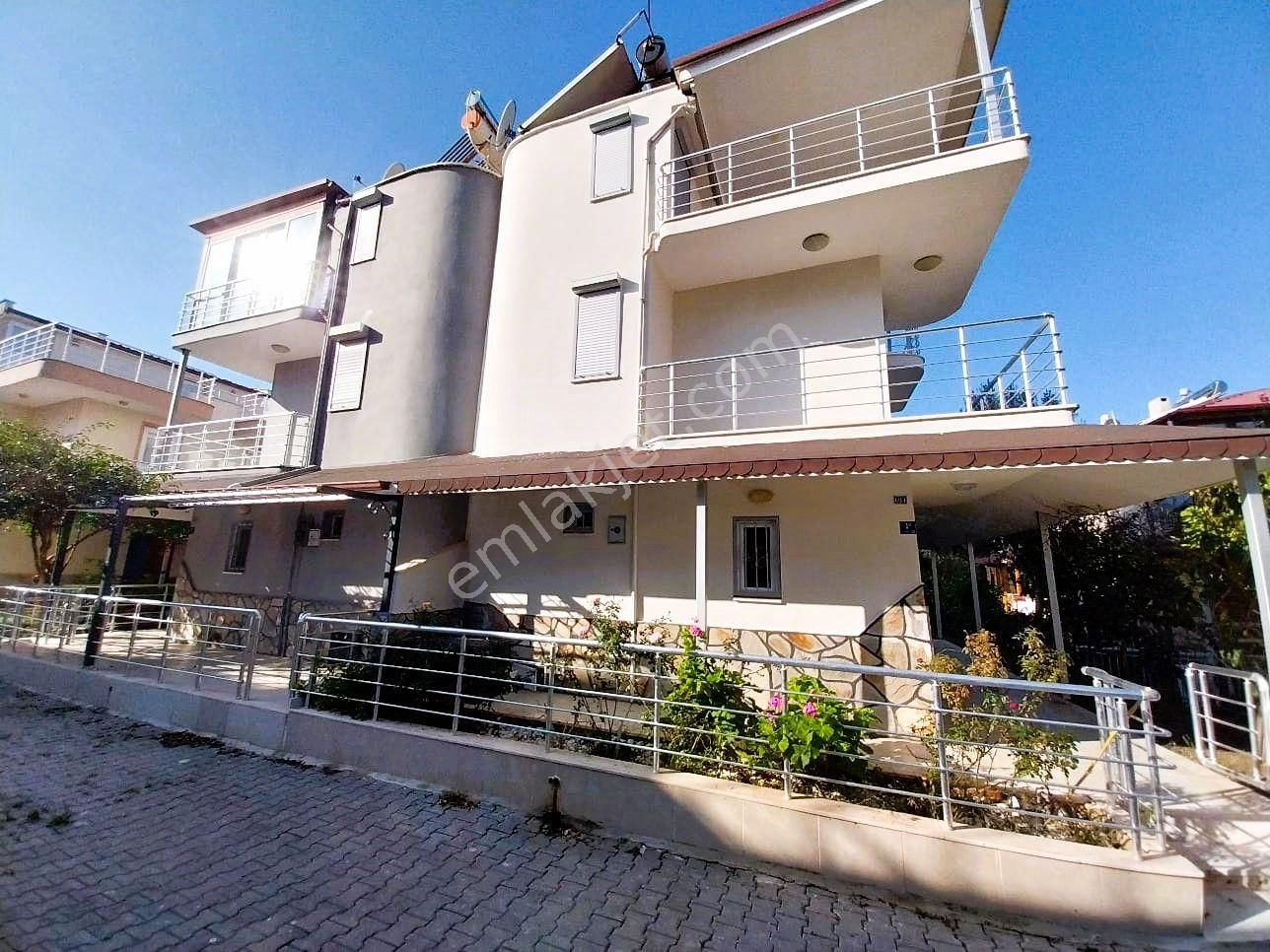 Aydın Kuşadası Satılık Yazlık  KUŞADASI KADIKALESİ'NDE PLAJA 300 METRE BAKIMLI 3+1 YAZLIK