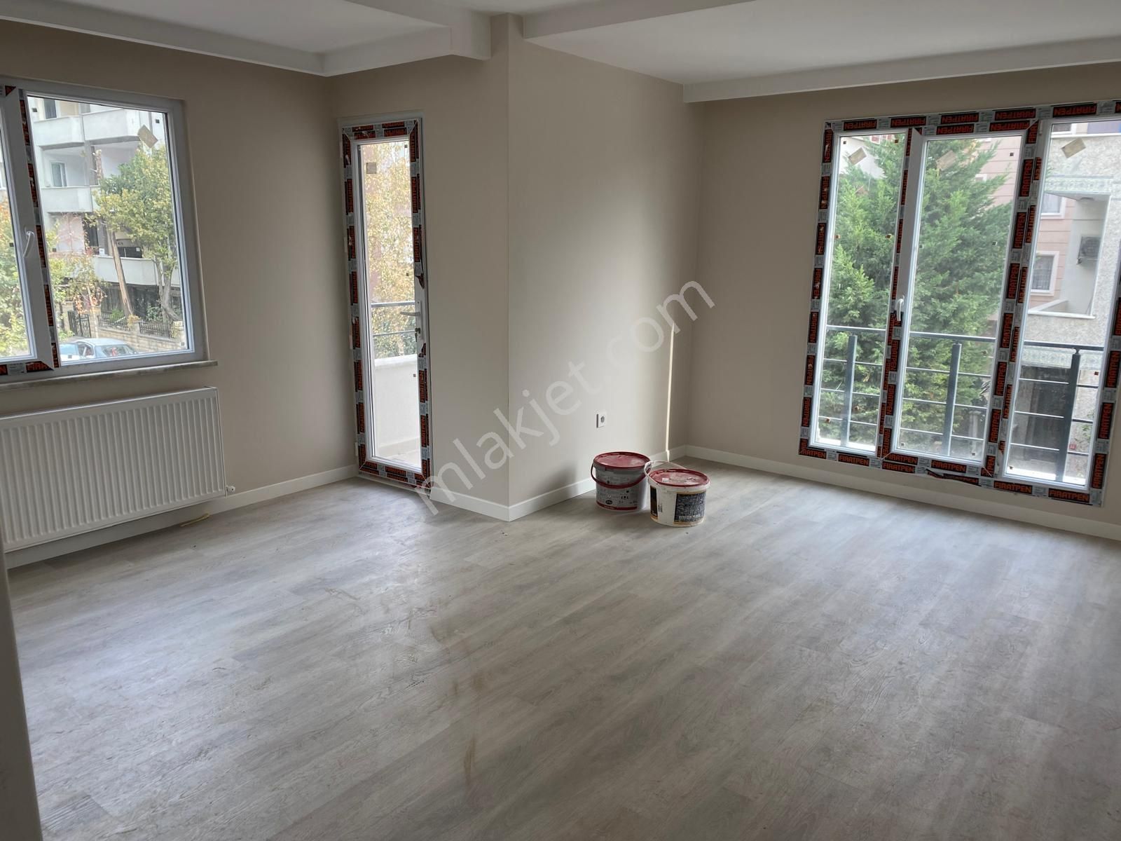 Avcılar Merkez Kiralık Daire Umhuriyet caddesinde 2+1 sıfır 90m2 kiralık ara kat daire