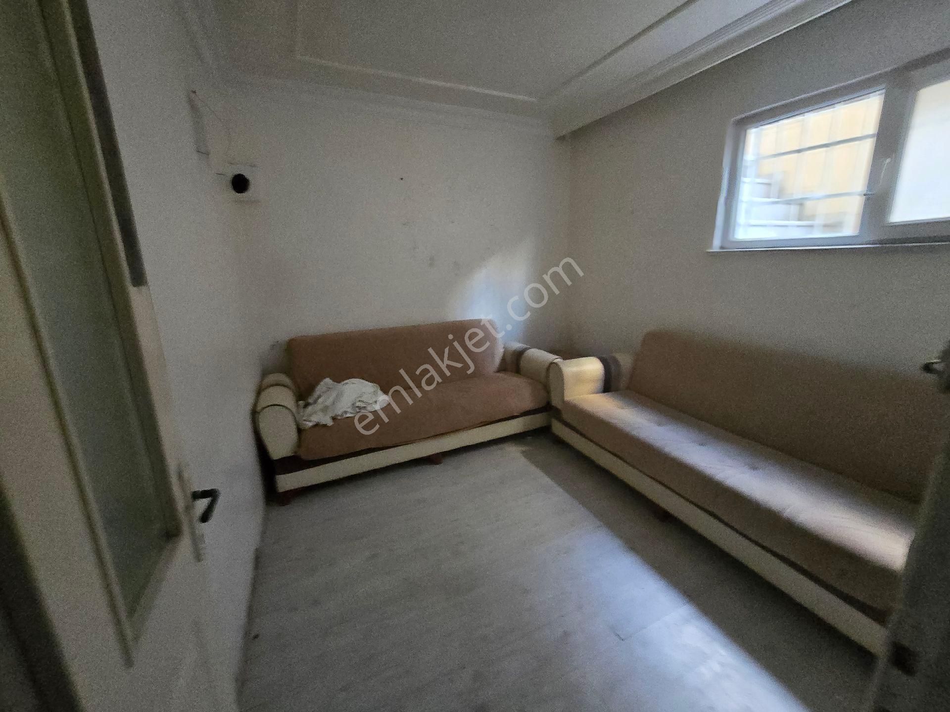 Küçükçekmece Atatürk Kiralık Daire İKİTELLİ MEHMET AKİF MAHALLESİNDE KİRALIK 1+1 BAHÇE KAT 