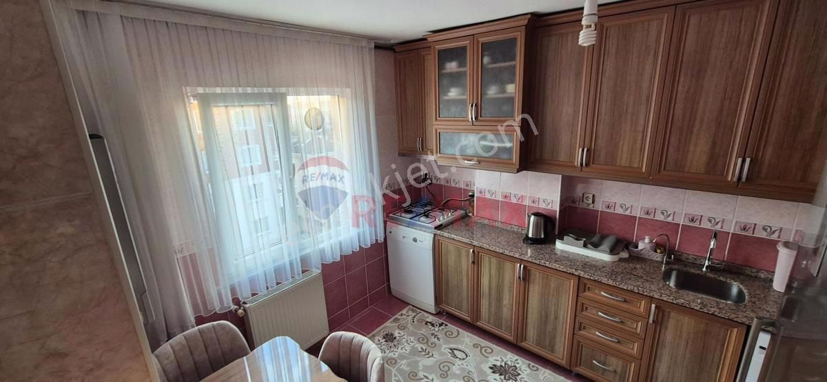 Pendik Kaynarca Satılık Daire Pendik Esenyalı Mahallesin'de E-5 Çok Yakın Mesafede Satılık 3+1 Daire