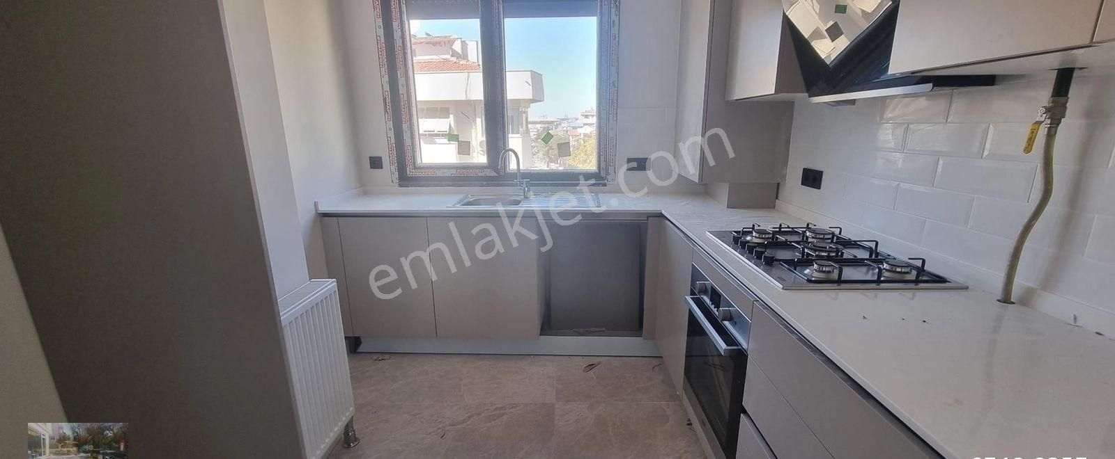 İstanbul Kadıköy Satılık Apartman Dairesi KIZILTOPRAK BAĞDAT CADDESİ ÜZERİ BALKONLU 2+1 İŞ YERİNE UYGUN