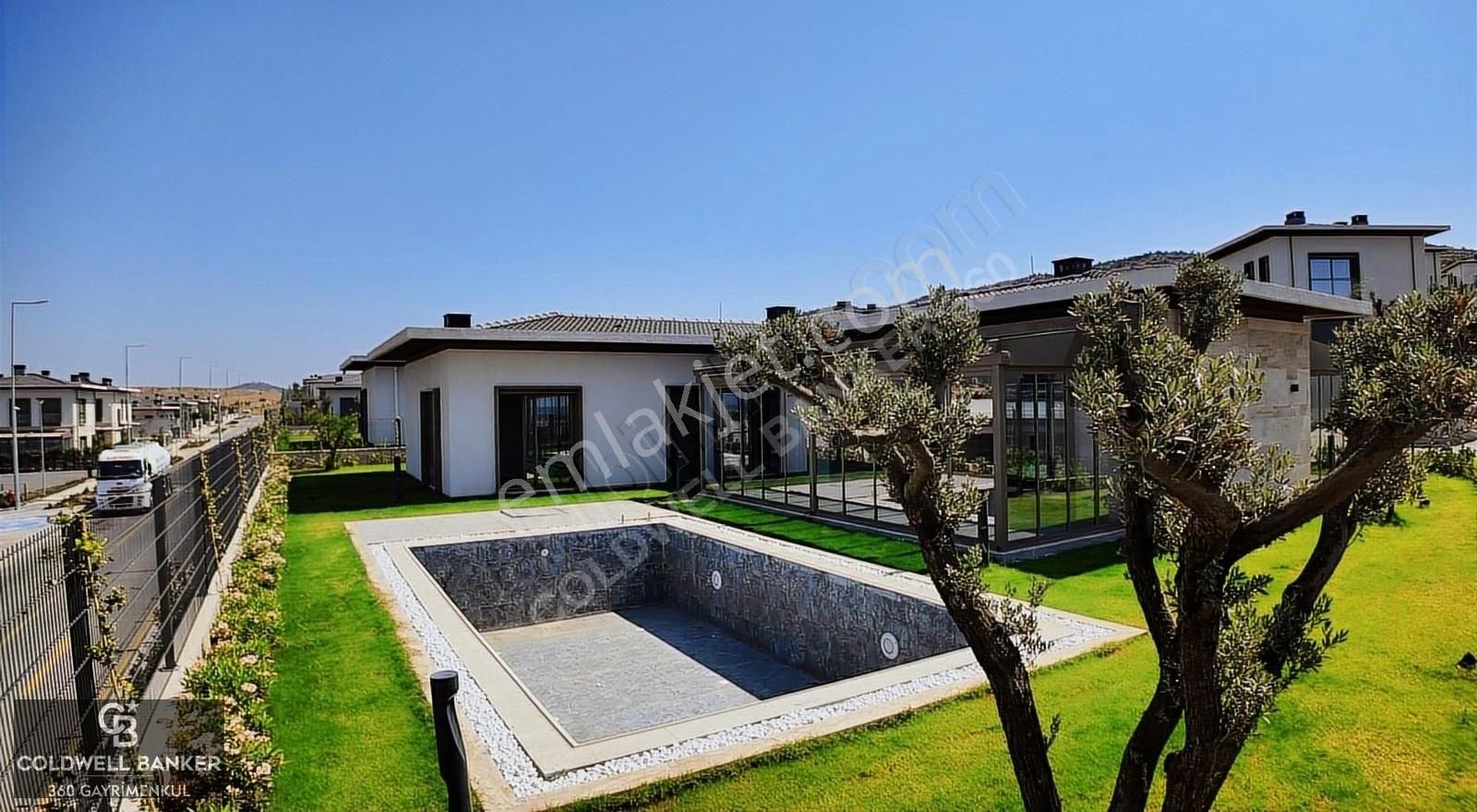 Urla Bademler Kiralık Villa Folkart Country Urlada Taşınmaya Hazır Yatay Mimari 5+1 Villa