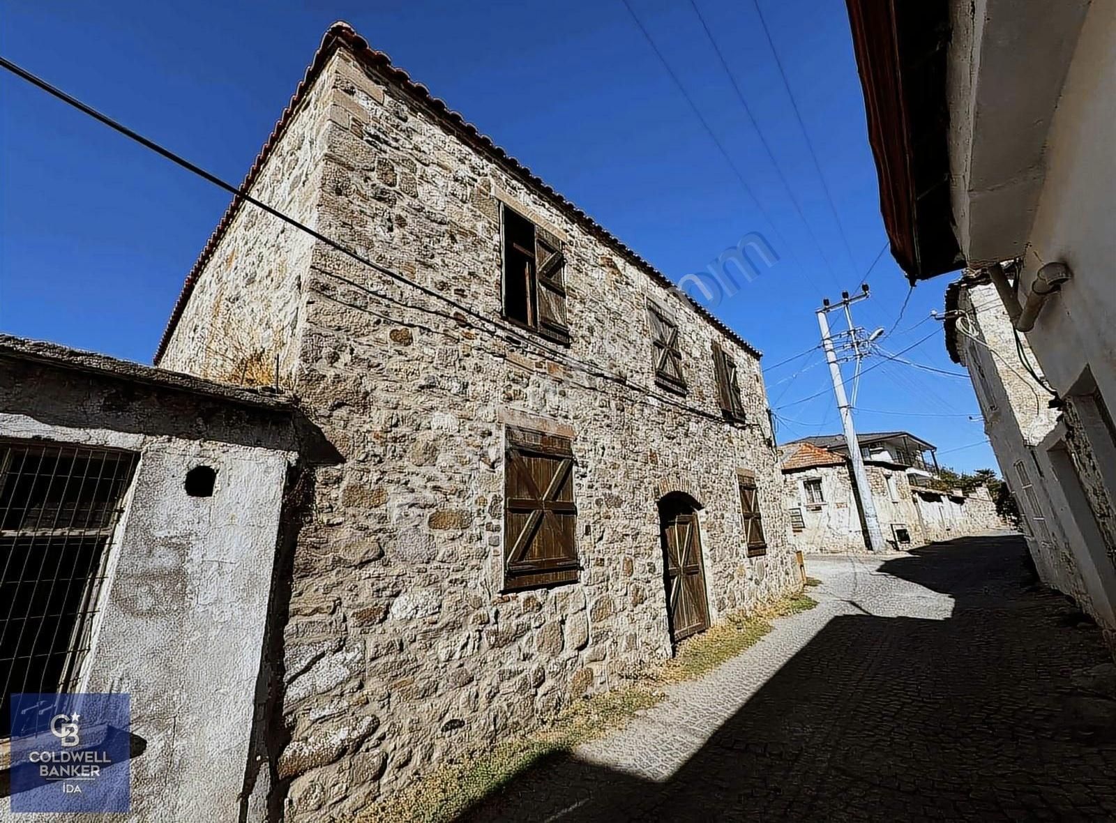 Ayvalık Küçükköy Satılık Müstakil Ev Turistik Bölgede Satılık Müstakil Bahçeli İşletme Yapımına Uygun