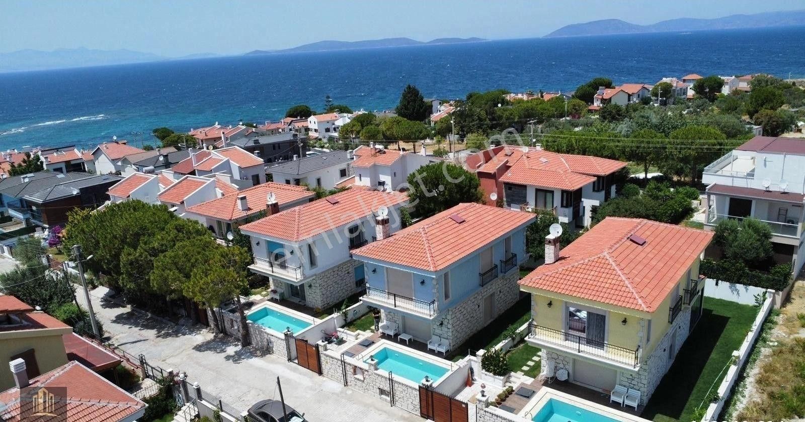 Çeşme Yalı Satılık Villa Çeşme Yalı Mahallesinde Sıfır,Müstakil Havuzlu,Otoparklı 3+1 Dublex Satılık Villa