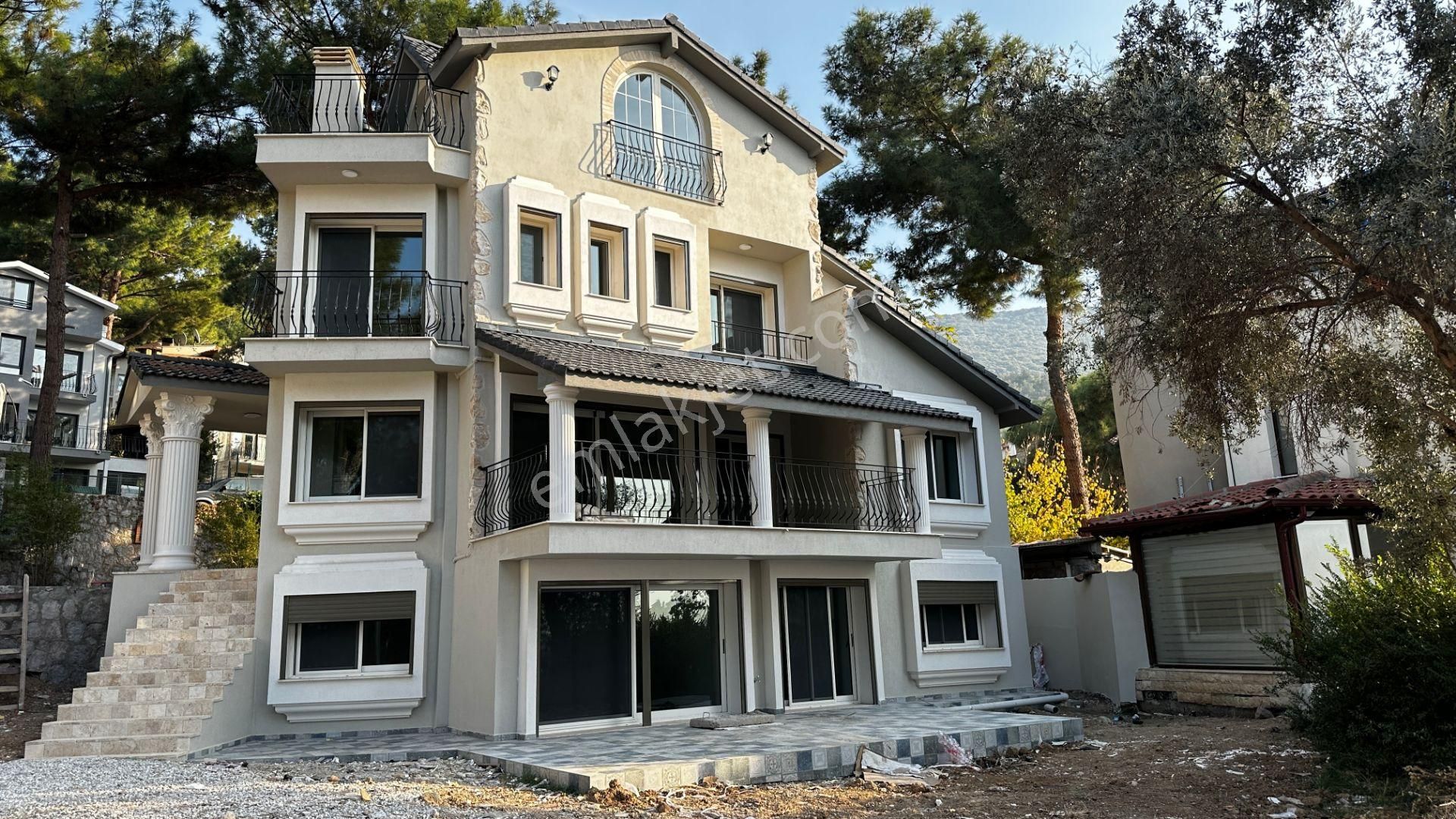 Urla Kalabak Satılık Villa AD Team Çamkent Sitesinde Deniz Manzaralı Renove Edilmiş Villa