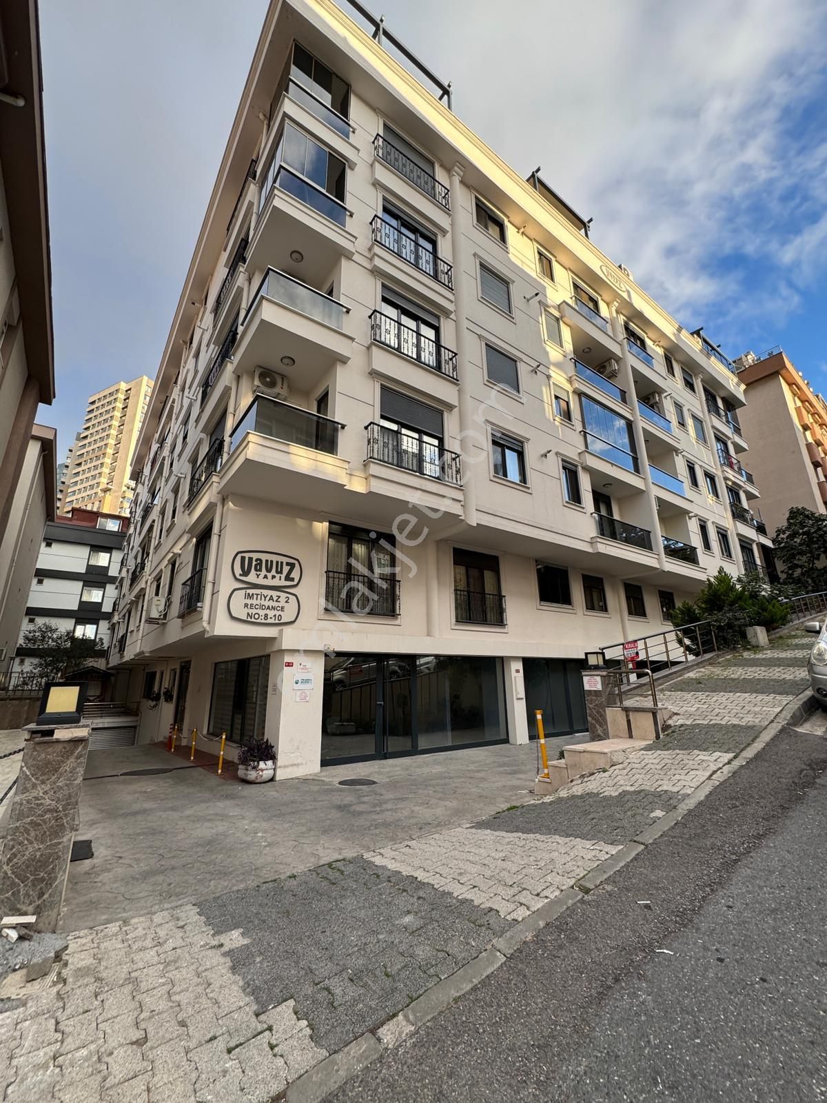 Maltepe Küçükyalı Satılık Daire  ▃TURYAP BOSTANCI▃KÜÇÜKYALI ATATÜRK CADDESİ'NDE 1.KAT 125m² 3+1!