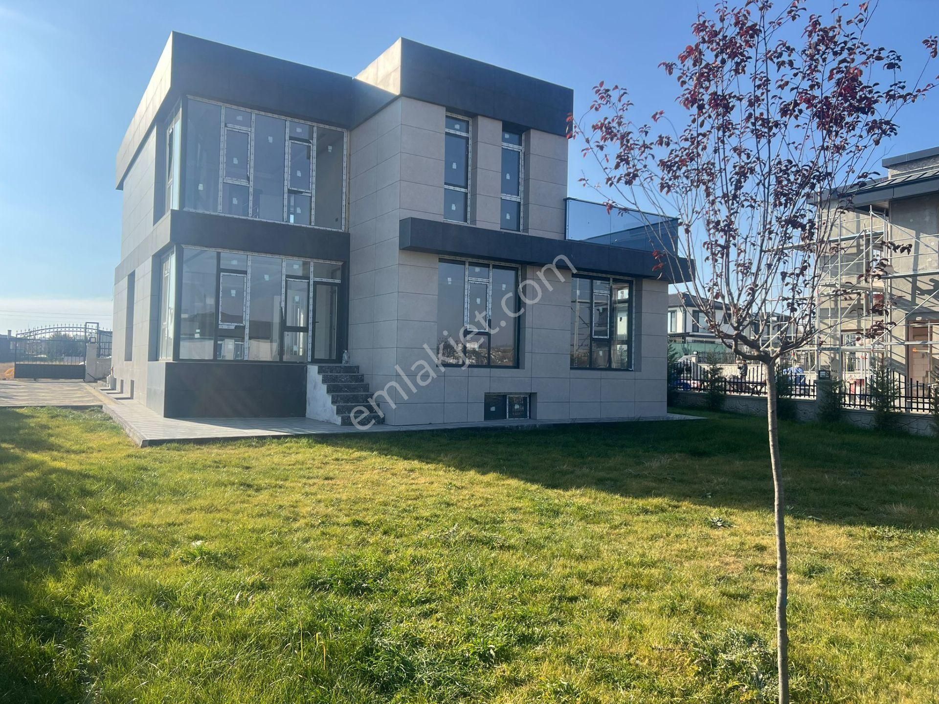 Gölbaşı Karşıyaka Satılık Villa  GÖLBAŞI KARŞIYAKA MAHALLESİNDE GÖL MANZARALI SATILIK 5+2 VİLLA