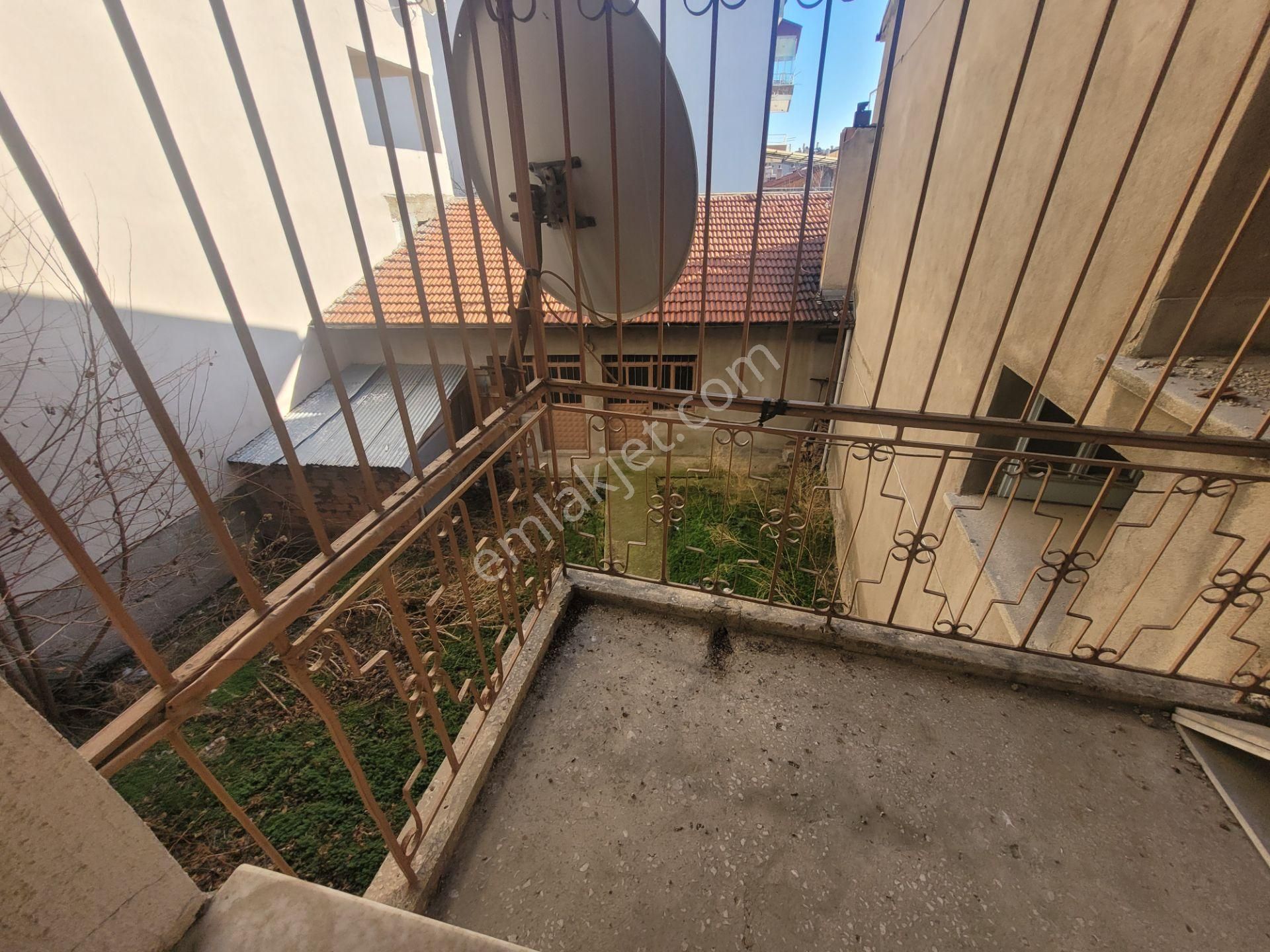 İlbey // Şuhut Cumhuriyet Cad.de Dükkan+1 Daireli Müstakil Bina - Görsel 15