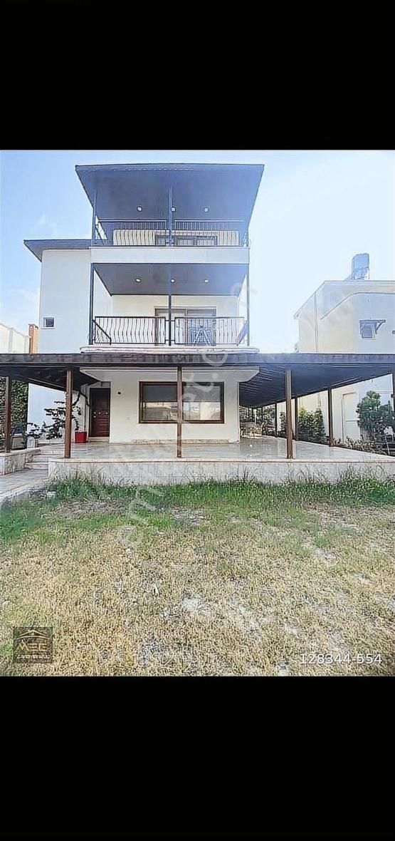 Arsuz Karaağaç Şarkonak Satılık Villa Karaağaç ta denize sıfır site içerisinde trıpleks villa