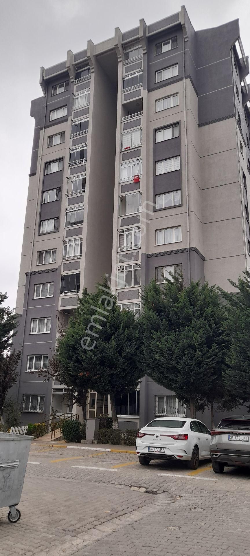 Küçükçekmece Atakent Satılık Daire Menekşe 2 sit.84 m2 boş 2+1 