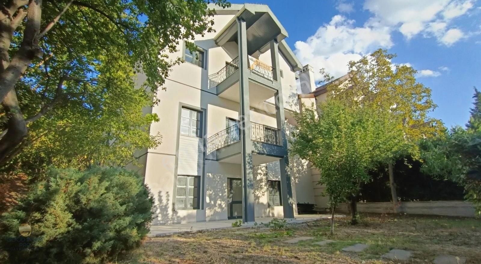 Çankaya Mutlukent Satılık Villa Angora Evleri Bulvar Üzeri Geniş Bahçeli Asansörlü 6+2 Villa