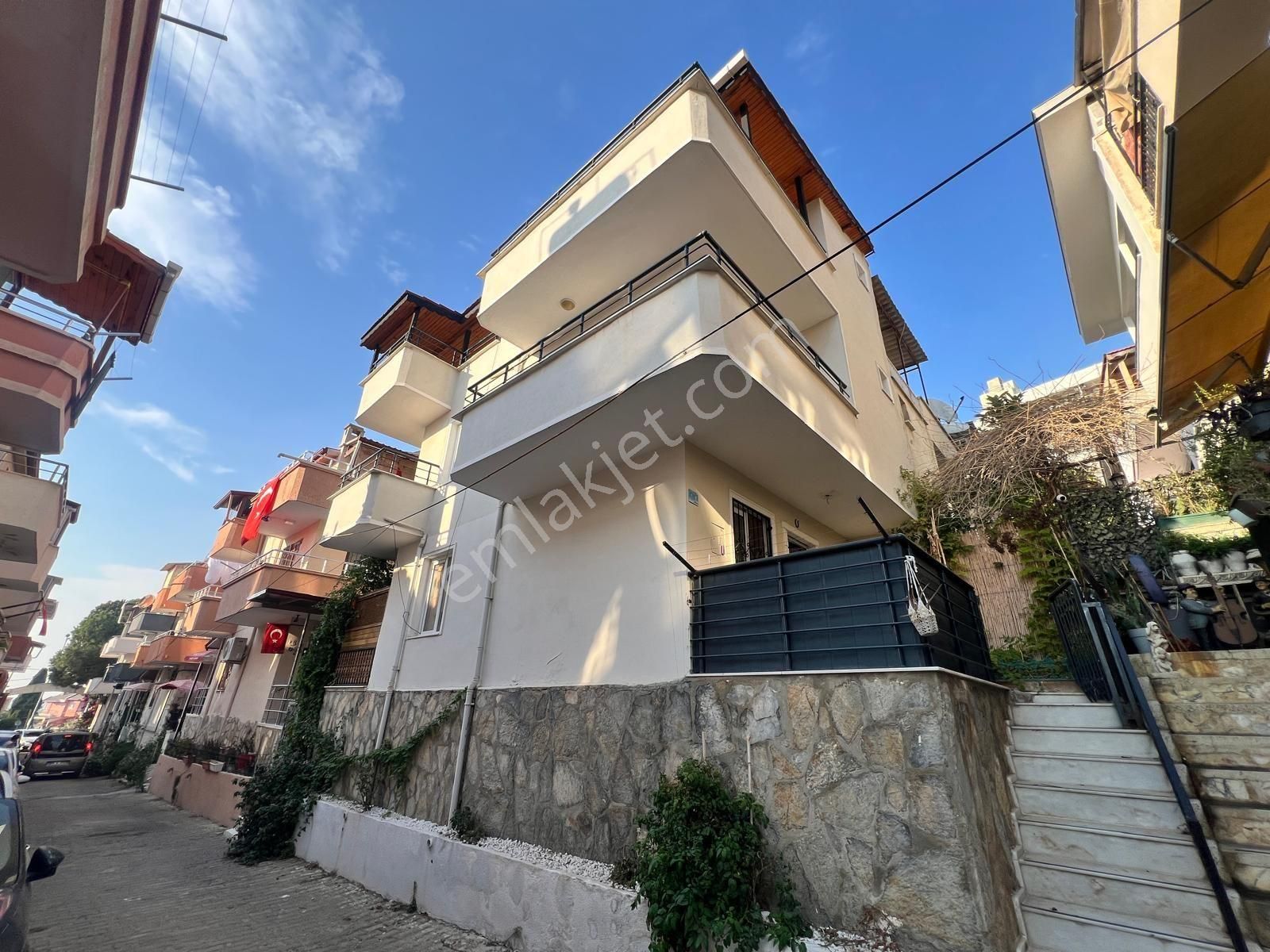 Kuşadası Kadınlar Denizi Satılık Villa Kuşadası Kadınlar denizinde 3+1 çift banyolu satılık yazlık