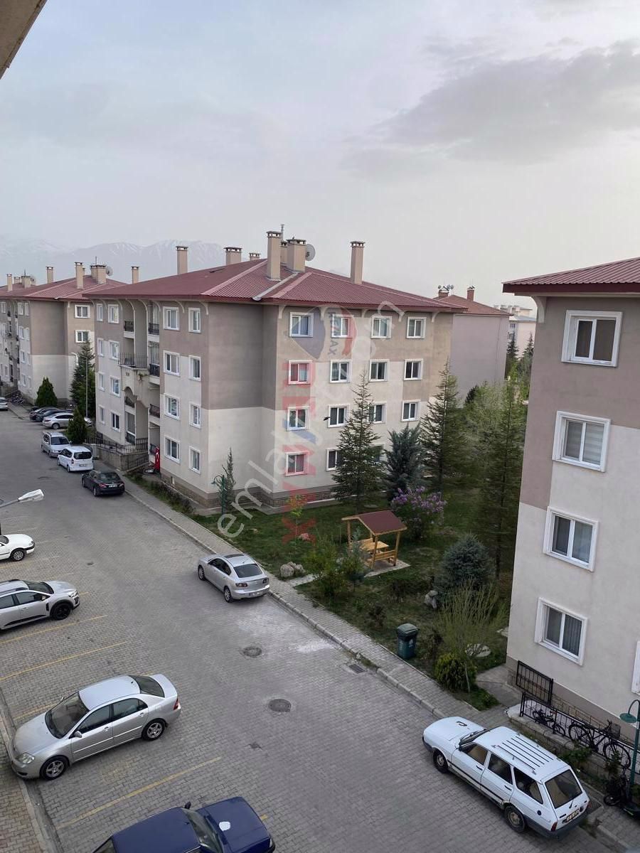 Erzincan Merkez Menderes Satılık Daire REMAX/DAN MALİYECİLER SİTESİNDE COŞARLAR MARKETİN YANI 3+1 SATILIK DAİRE