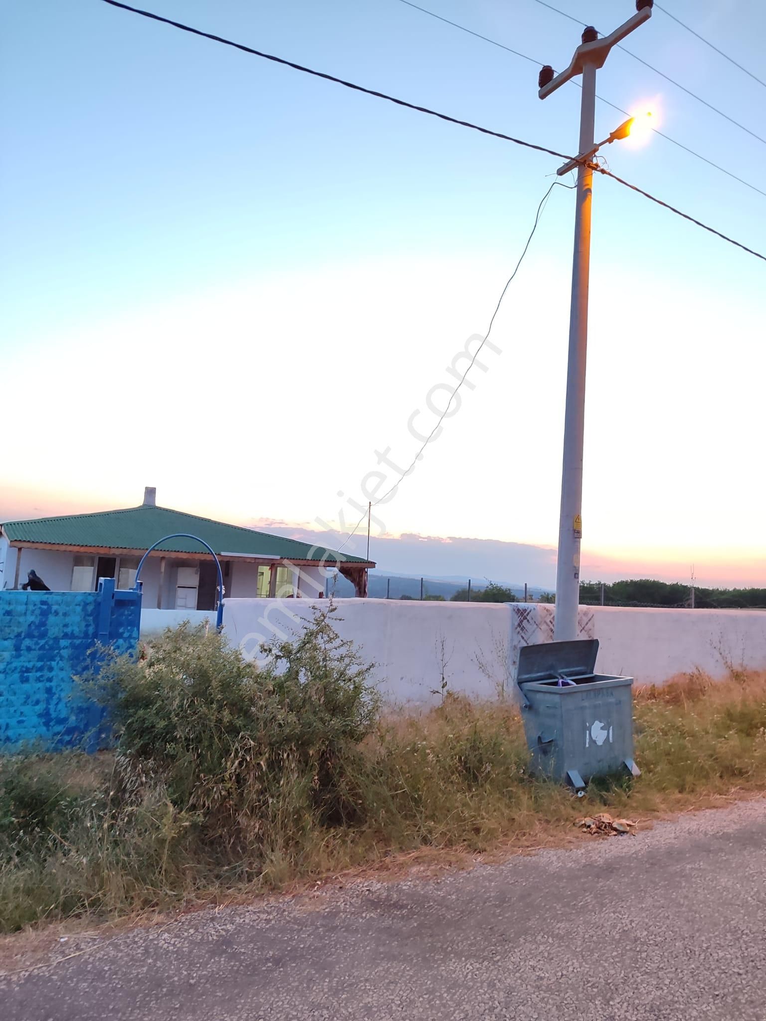 Lalapaşa Hüseyinpınar Köyü Satılık Konut İmarlı Edirne Hüseyinpınar Köyünde İçinde Müstakil Evi Olan Arsa