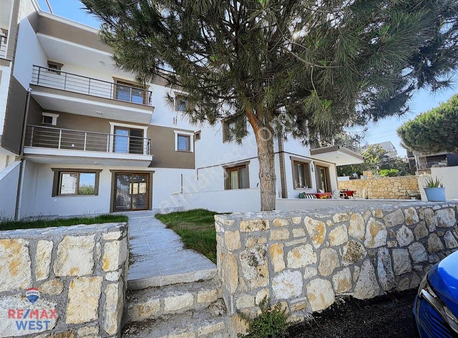 Foça Fevzi Çakmak Satılık Villa YENİ FOÇA'DA SATILIK 4+1 DENİZ MANZARALI TRİPLEKS