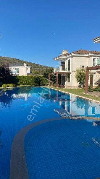 Çeşme Alaçatı Satılık Villa  İzmir Çeşme Alaçatı Ortak Havuzlu Sitede Dubleks Müstakil Villa