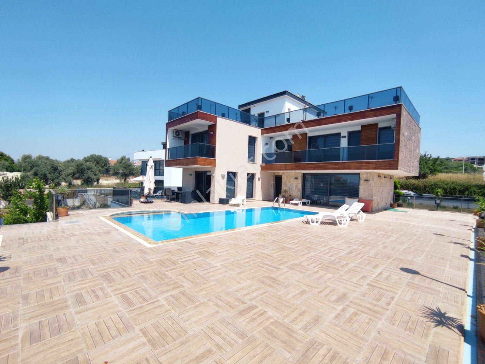 Kuşadası Karaova Satılık Villa Malikaneler Bölgesinde 1100m2 Arsa İçinde Müstakil Özel Havuzlu Villa