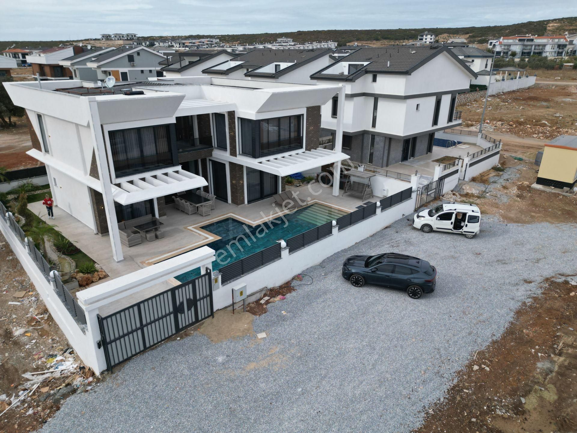 Didim Efeler Satılık Villa  Didim efelerde 500m2 arsa üzerine kurulu satılık 5+1 sıfır eşyalı villa