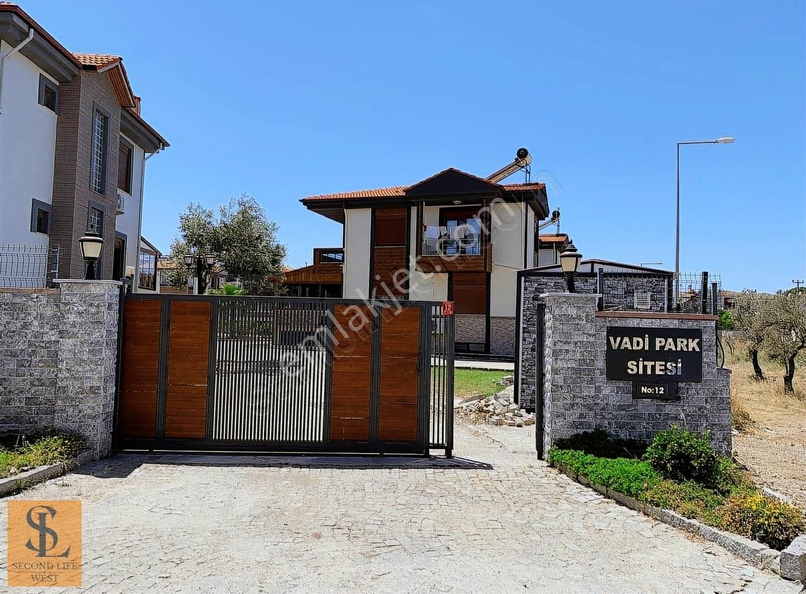 Ayvalık Sahil Kent Satılık Villa Ayvalık Sahilkent'te Havuzlu Site İçinde Müstakil Tripleks Villa