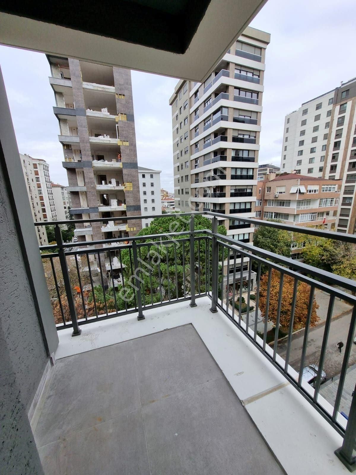 Fenerbahçe Ayanoğlu Caddesi Üzerinde Balkonlu Sıfır Daire - Görsel 6